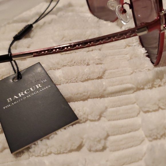 BARCUR polarized women's oversized cat-eye sunglasses, red frame & red lenses - Picture 4 of 5